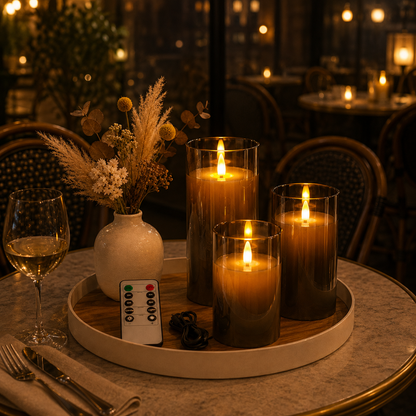 Bougies LED rechargeables Harmonie & Élégance en verre fumé avec télécommande, disposées sur une table de bistro élégante dans une ambiance chaleureuse et raffinée de soirée.