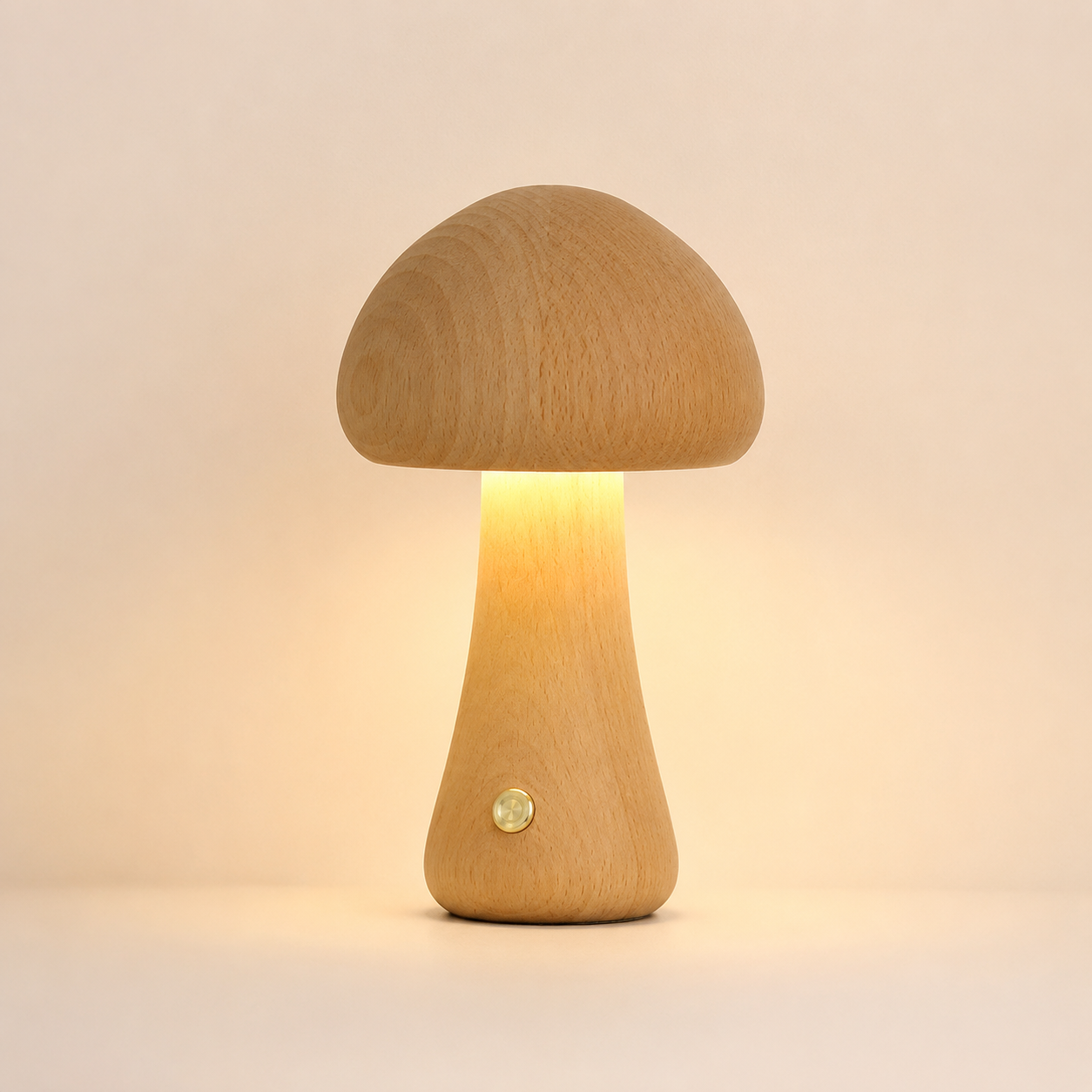 Lampe champignon en bois naturel clair rechargeable diffusant une lumière douce et chaleureuse sur fond beige minimaliste.