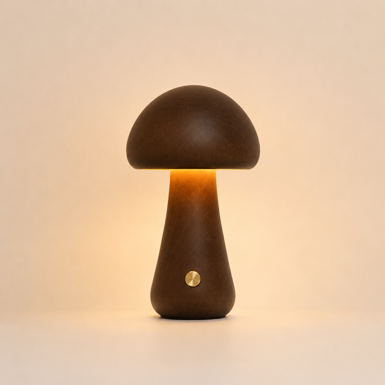 Lampe champignon en bois naturel foncé rechargeable avec éclairage LED chaleureux sur fond beige épuré.