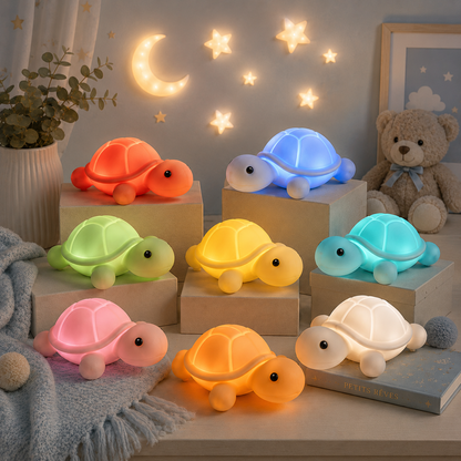 Veilleuses tortue rechargeables en silicone avec 7 couleurs LED (rouge, bleu, vert, jaune, turquoise, rose, orange et blanc) créant une ambiance douce dans une chambre d'enfant.
