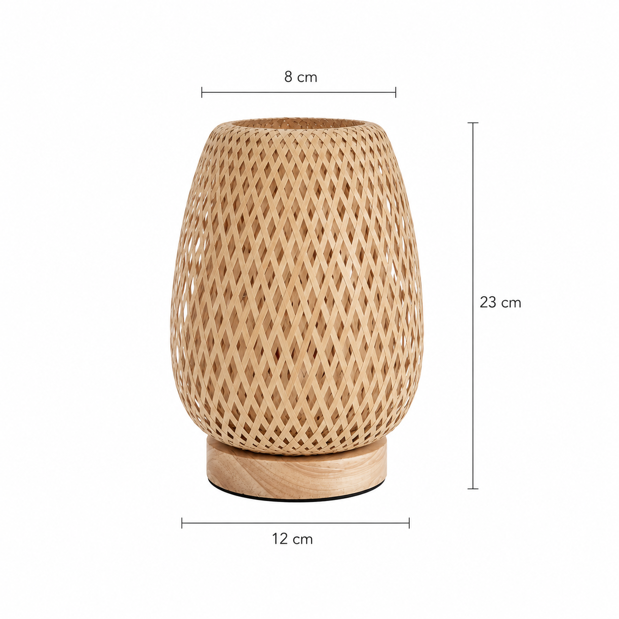 Infographie des dimensions de la lampe de table Tressa en bambou tressé à la main présentant un abat-jour en bambou naturel, une base en bois massif et ses dimensions de 23 cm de hauteur, 12 cm de largeur à la base et 8 cm au sommet. Lampe décorative compacte idéale pour une table de chevet, une console, un bureau, une étagère ou un coin lecture, créant une ambiance chaleureuse et élégante.