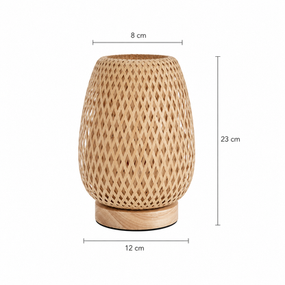 Infographie des dimensions de la lampe de table Tressa en bambou tressé à la main présentant un abat-jour en bambou naturel, une base en bois massif et ses dimensions de 23 cm de hauteur, 12 cm de largeur à la base et 8 cm au sommet. Lampe décorative compacte idéale pour une table de chevet, une console, un bureau, une étagère ou un coin lecture, créant une ambiance chaleureuse et élégante.