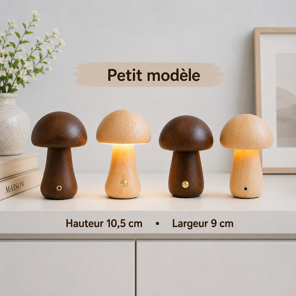 Infographie du petit modèle de la lampe champignon en bois naturel clair et foncé présentant les quatre finitions disponibles, les dimensions de 10,5 cm de hauteur et 9 cm de largeur, idéale comme lampe LED rechargeable décorative pour une table de chevet, un bureau, un salon ou une chambre.