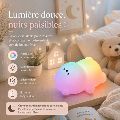 Infographie d’une veilleuse ourson 7 couleurs en silicone diffusant une lumière douce dans une chambre d’enfant greige et bleu poudre, idéale pour créer une ambiance apaisante avant le coucher.