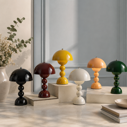 Collection de lampes Perla LED rechargeables déclinées en plusieurs coloris, présentées dans un intérieur contemporain aux tons greige et bleu poudre. Leur design champignon élégant et leur éclairage d'ambiance transforment chaque espace en un décor chaleureux, raffiné et inspiré des plus beaux magazines de décoration.