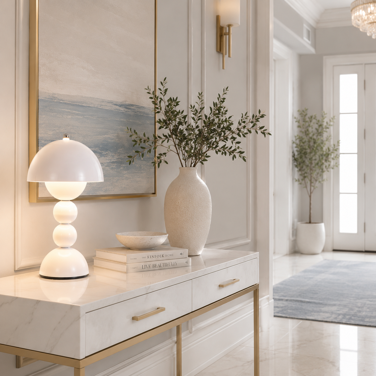 Lampe Perla LED rechargeable blanche délicatement posée sur une console d'entrée dans un intérieur contemporain aux tons greige et bleu poudre. Son éclairage chaleureux accueille chaque retour à la maison en créant une ambiance élégante, apaisante et inspirée des plus beaux magazines de décoration.
