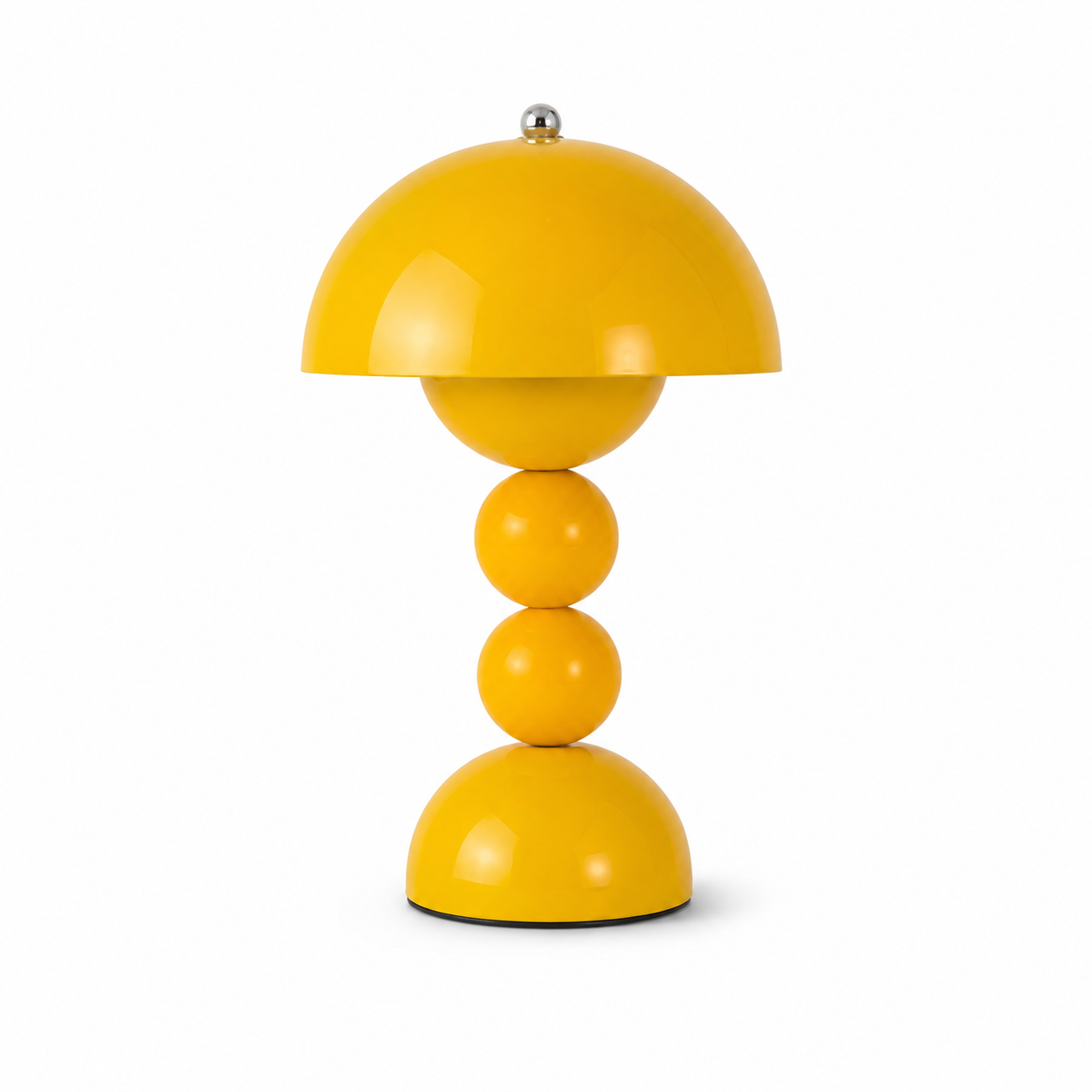 Lampe champignon Perla LED rechargeable jaune au design contemporain, présentée seule sur fond blanc. Son abat-jour en métal peint, sa silhouette sculpturale et sa finition brillante en font une lampe décorative élégante pour le salon, la chambre, le bureau ou une table d'appoint.