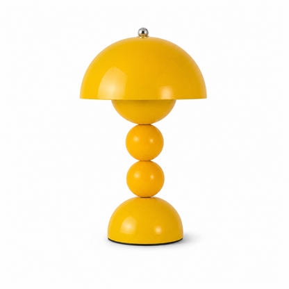 Lampe champignon Perla LED rechargeable jaune au design contemporain, présentée seule sur fond blanc. Son abat-jour en métal peint, sa silhouette sculpturale et sa finition brillante en font une lampe décorative élégante pour le salon, la chambre, le bureau ou une table d'appoint.