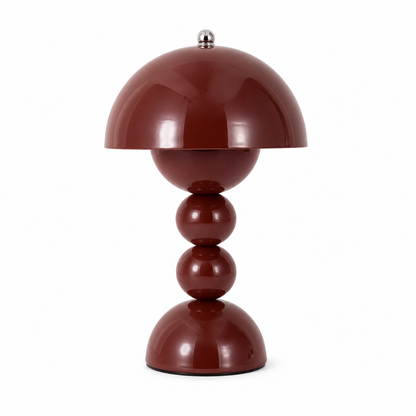 Lampe champignon Perla LED rechargeable bourgogne au design contemporain, présentée seule sur fond blanc. Son abat-jour en métal peint, sa silhouette sculpturale et sa finition brillante en font une lampe décorative élégante pour le salon, la chambre, le bureau ou une table d'appoint.
