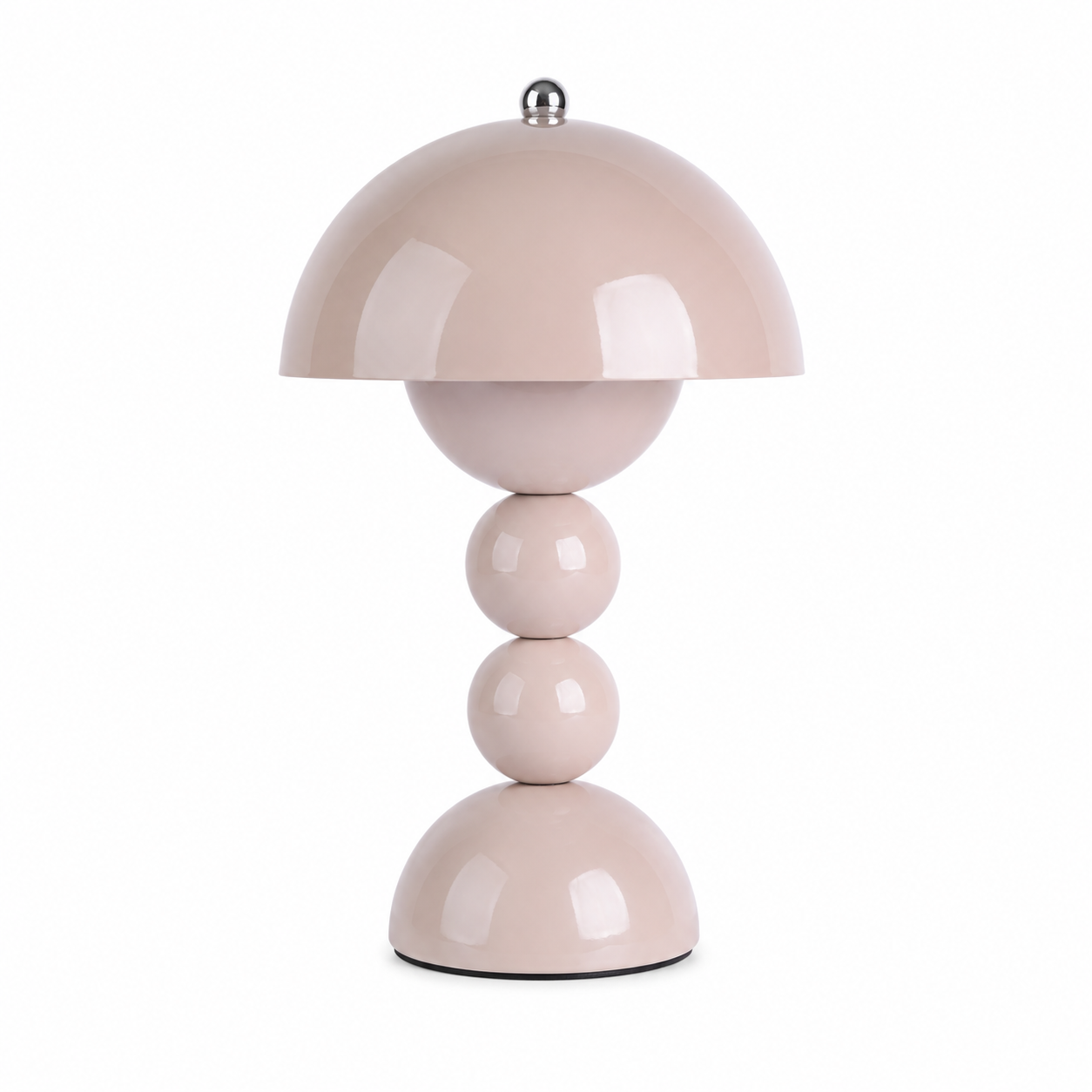 Lampe champignon Perla LED rechargeable café au lait au design contemporain, présentée seule sur fond blanc. Son abat-jour en métal peint, sa silhouette sculpturale et sa finition brillante en font une lampe décorative élégante pour le salon, la chambre, le bureau ou une table d'appoint.