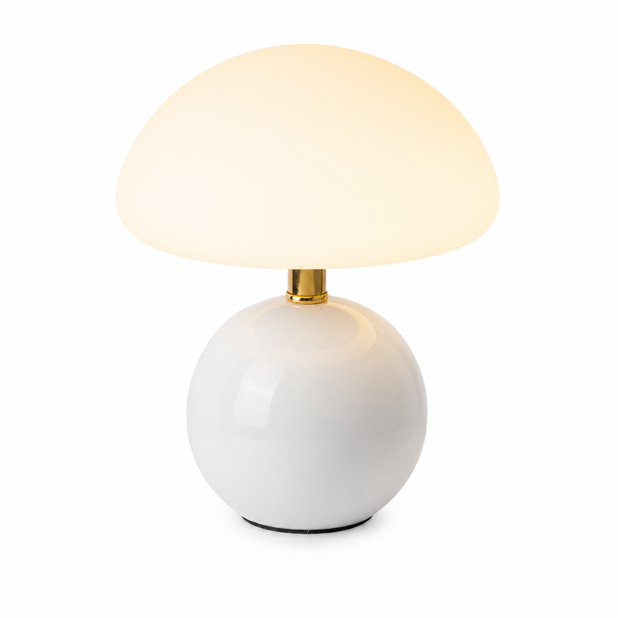 Lampe Champignon Aura blanche LED rechargeable sur fond blanc, lampe de table moderne avec abat-jour champignon, base sphérique élégante, idéale comme lampe de chevet ou lampe décorative.
