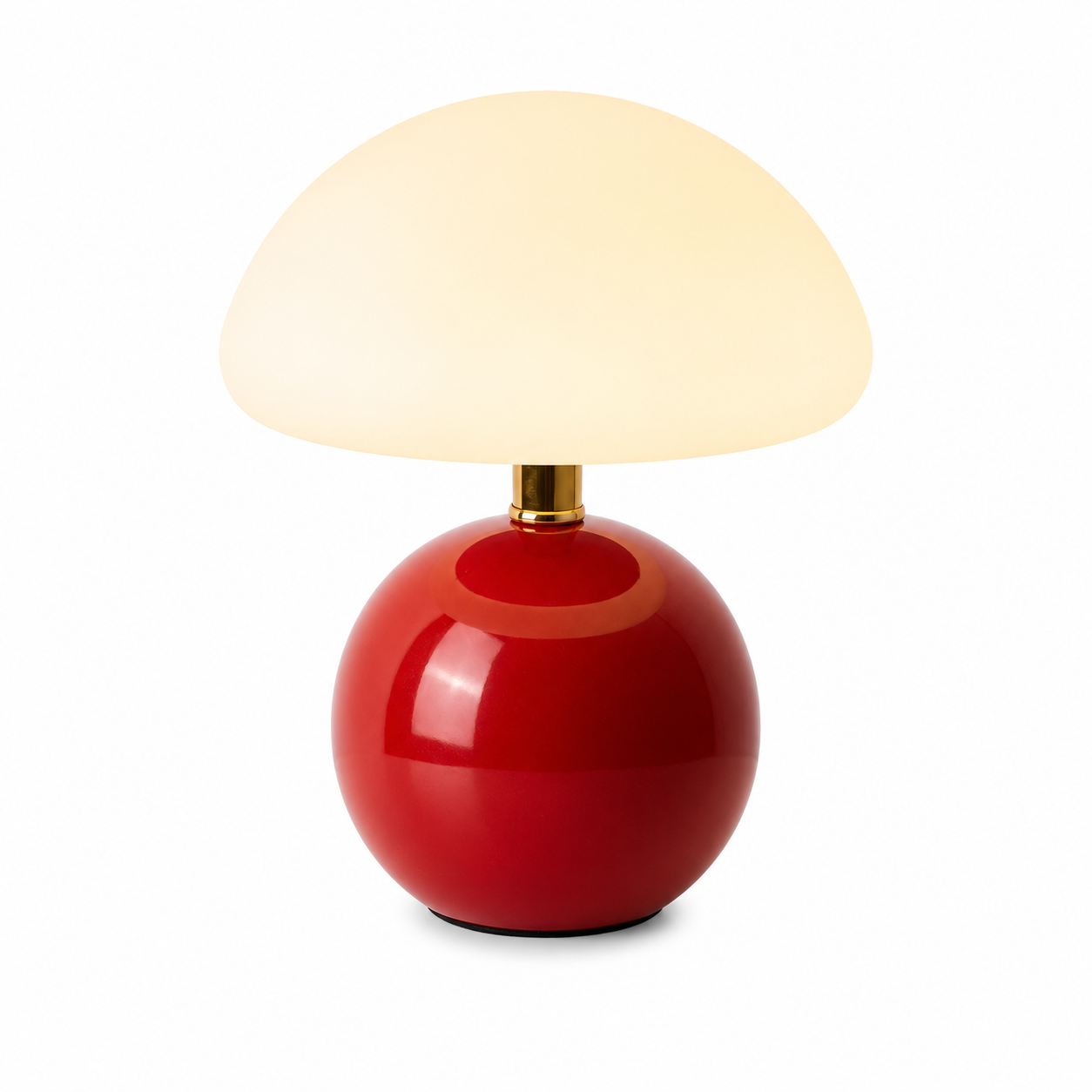 Lampe Champignon Aura LED rechargeable rouge sur fond blanc, design contemporain avec abat-jour en forme de champignon, base sphérique brillante, parfaite comme lampe de chevet, lampe de table ou lampe d'ambiance.