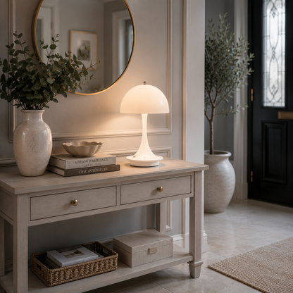 Lampe de table champignon LED blanche rechargeable illuminant une console d'entrée chic dans un intérieur aux tons greige, décoration élégante, lumière douce et ambiance luxueuse.