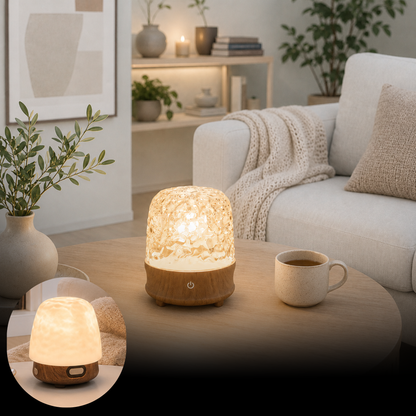 Lampe effet d’eau lumineuse sur une table en bois dans un salon chaleureux et élégant.