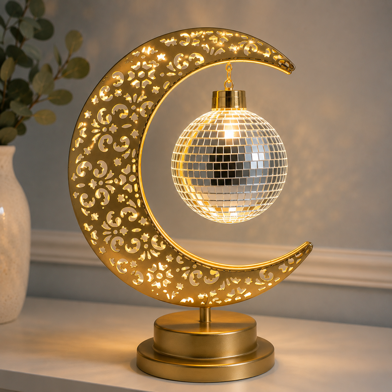 Lampe Lune Enchantée Boule Miroir dorée allumée sur une console moderne, éclairage LED décoratif, ambiance chaleureuse, décoration intérieure élégante pour salon, chambre ou bureau.