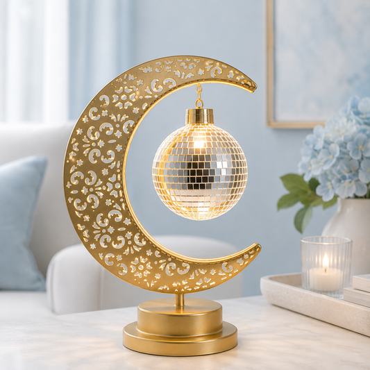 Lampe Lune Enchantée Boule Miroir dorée allumée sur une table d'appoint moderne, éclairage LED décoratif, ambiance chaleureuse, décoration élégante pour salon, chambre ou bureau.