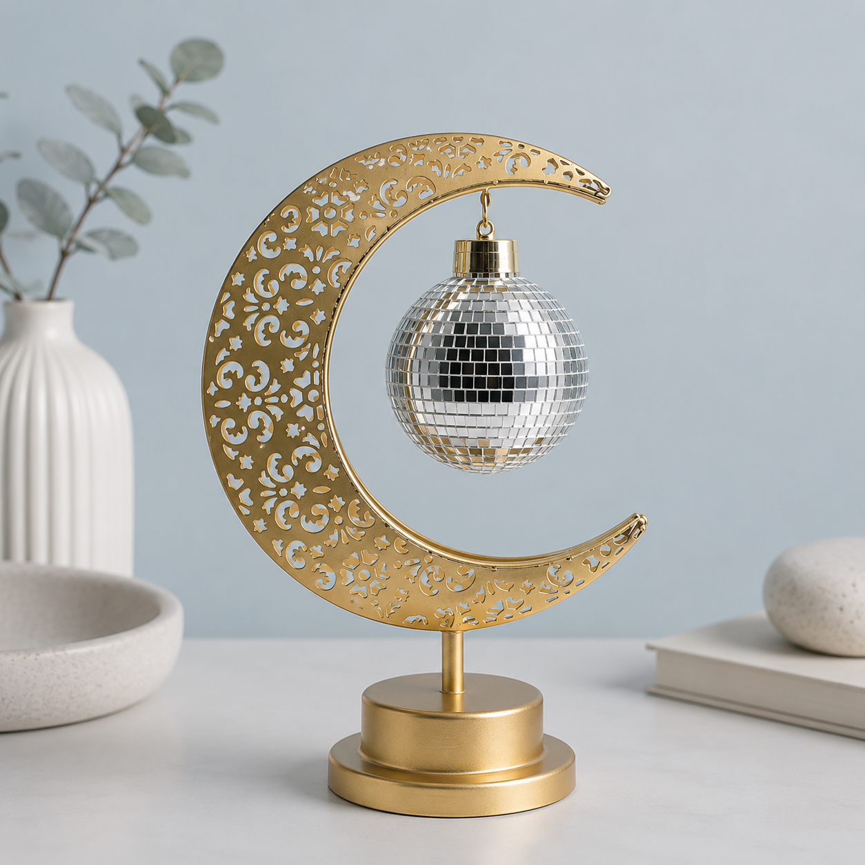 Lampe Lune Enchantée Boule Miroir dorée allumée avec boule miroir lumineuse suspendue, éclairage LED décoratif sur fond greige bleu poudre, idéale pour le salon, la chambre ou le bureau.