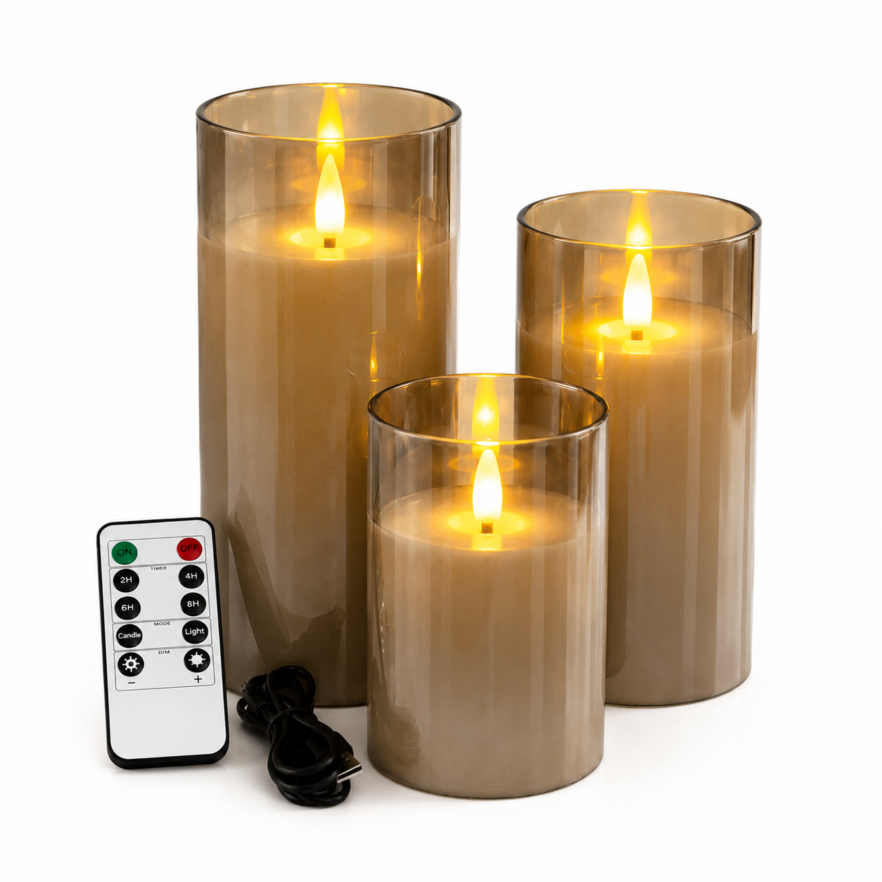 Ensemble de 3 bougies LED rechargeables en verre doré avec effet flamme réaliste, présenté sur fond blanc avec télécommande multifonction et câble USB inclus. Les trois bougies décoratives de différentes hauteurs diffusent une lumière chaleureuse et offrent une ambiance élégante. Elles sont sans flamme, rechargeables par USB, dotées d'une minuterie programmable et d'une intensité lumineuse réglable pour une décoration sécuritaire et raffinée.