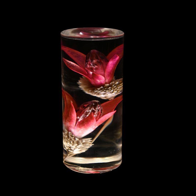 Gros plan de la fleur Lotus préservée de la lampe Little Daisy, intégrée dans un cylindre transparent en acrylique pour une décoration élégante et naturelle.