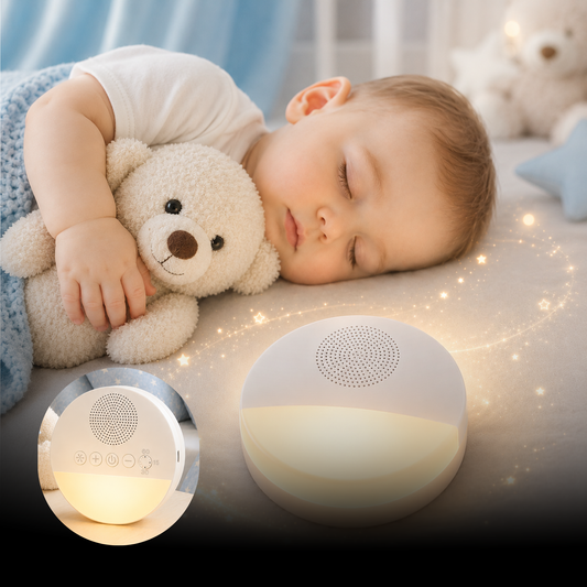 Veilleuse bruit blanc pour bébé dans une chambre douce, près d’un bébé endormi avec son ourson en peluche.