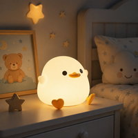 veilleuse canard lumineuse sur table de nuit dans une chambre d’enfant ambiance douce et apaisante pour le sommeil