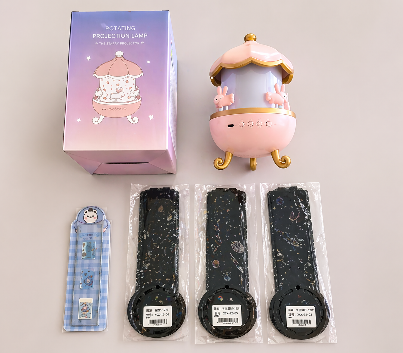 veilleuse carrousel bébé avec accessoires projection lumière douce chambre enfant contenu produit