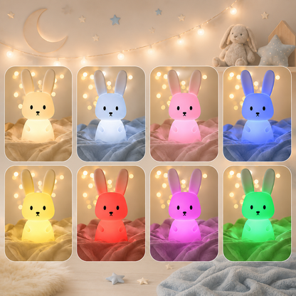 Veilleuse lapin 7 couleurs présentée dans une chambre d’enfant douce et lumineuse, avec guirlande lumineuse, décor lune et étoiles, idéale pour créer une ambiance apaisante au coucher.